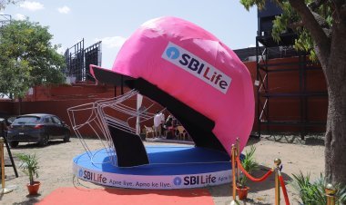 एसबीआई लाइफ इंश्योरेंस और राजस्थान रॉयल्स फ्रेंचाइजी ने जयपुर के सवाई मानसिंह स्टेडियम में विशाल 'हेलमेट' का अनावरण किया