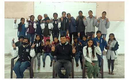 युवस्तंभ एनजीओ और नन्हे कदम NGO द्वारा बच्चों को जैकेट वितरण कार्यक्रम का आयोजन